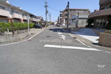 敷地北側の前面道路（西側から）