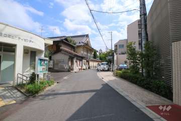 敷地東側の前面道路（北側から）