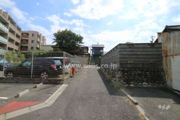 敷地西側の前面道路（北側から）