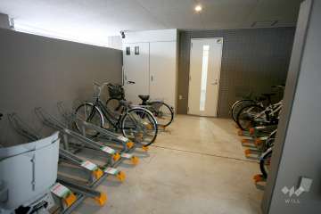 屋内に設けられた駐輪場