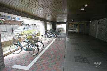 屋内に設けられた駐輪場