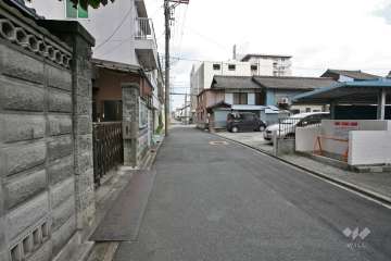 敷地北側の前面道路（西側から）
