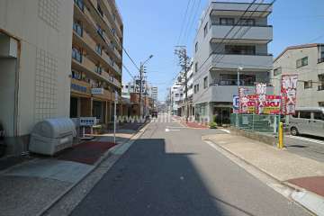 敷地東側の前面道路（南側から）