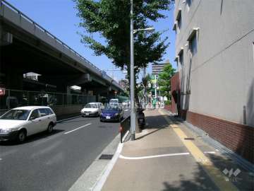 敷地の西側には新御堂筋が走っています。