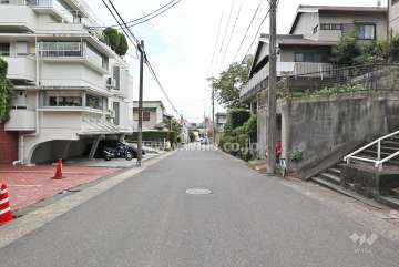 敷地西側の前面道路（北側から）