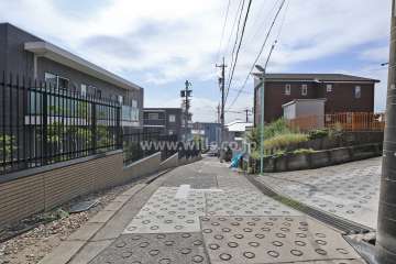 敷地西側の前面道路（北側から）