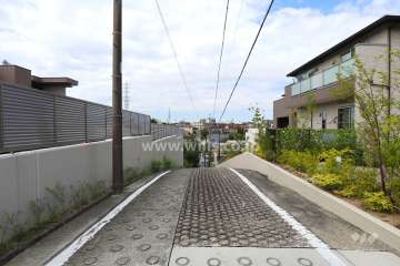 敷地北側の前面道路（東側から）