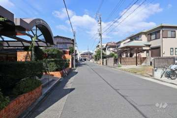 敷地南東側の前面道路（南西側から）