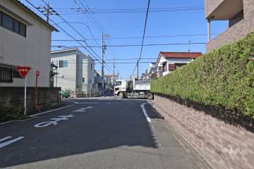敷地南東側の前面道路（北東側から）