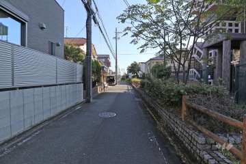 敷地北西側の前面道路（南西側から）