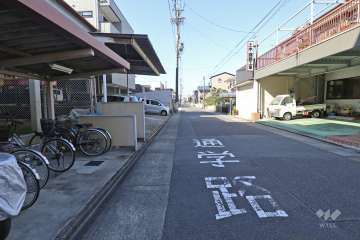 敷地の北側前面道路（東側から）