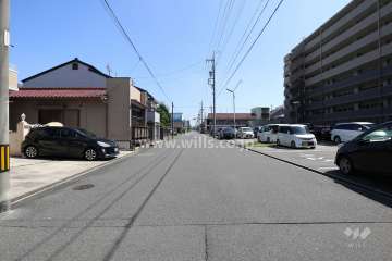 敷地北側の前面道路（西側から）
