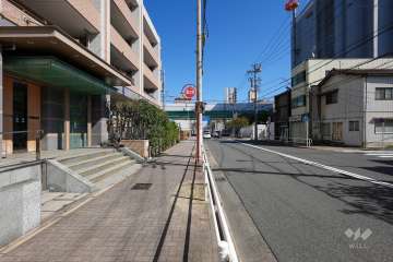 敷地南側の前面道路（西側から）