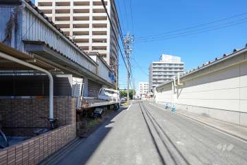 敷地東側の前面道路（南側から）