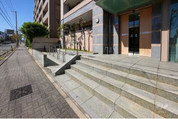 エントランスにはスロープがあります。