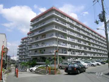 千里レックスマンションA棟の外観（南西側から）と駐車場入り口