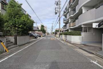 敷地南側の前面道路（東側から）