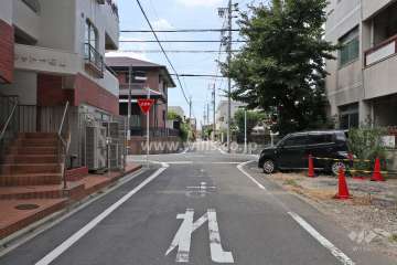敷地北側の前面道路（東側から）