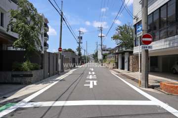 敷地北側の前面道路（東側から）