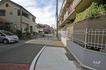 敷地南側の前面道路