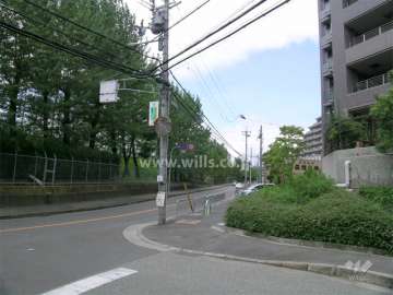 敷地の南側は二車線のバス通りに面しています。