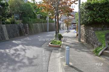 敷地北側の前面道路(東側から)
