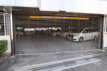 駐車場の出入り口（ゲート付き）