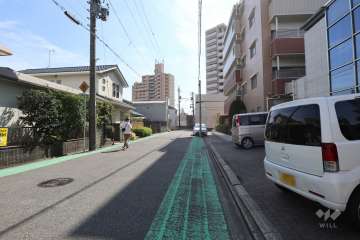 敷地東側の前面道路（北側から）