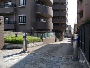 駐車場の入り口はロボットゲート付きです。