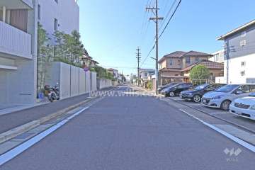 敷地の西側の前面道路（北側から）