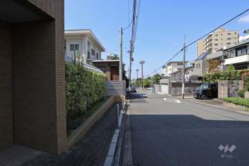 敷地の北側前面道路（東側から）
