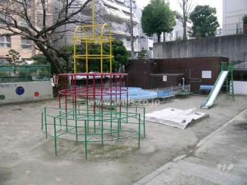プールもある敷地内の公園