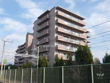 パレスエクセル仁川の外観（南西側から）　敷地の西側には阪急今津線が走っています。