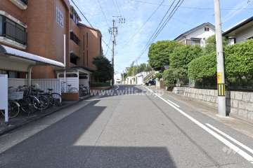 敷地北側の前面道路（東側から）