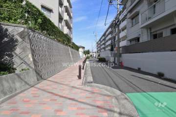 敷地北東側の前面道路