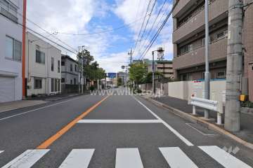 敷地東側の前面道路（北側から）