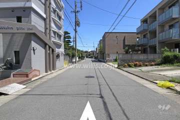敷地南側の前面道路（西側から）