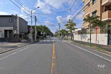 敷地東側の前面道路（北側から）