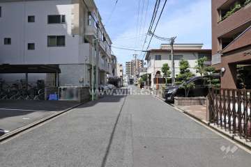 敷地南側の前面道路（東側から）
