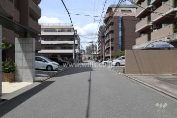 敷地北側の前面道路（東側から）