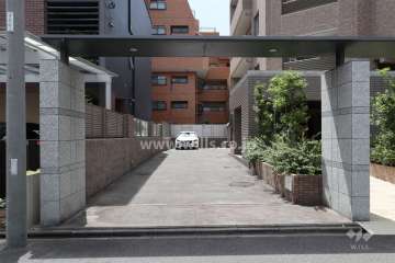 駐車場出入り口