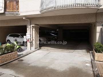 建物1階にある敷地内駐車場（平面式）