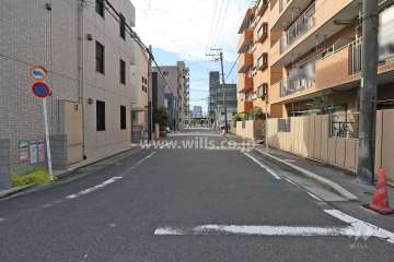 敷地東側の前面道路（北側から）