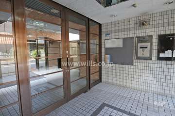 エントランスはオートロック付きです。