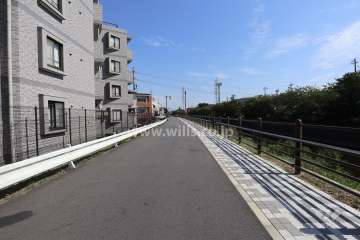 敷地東側の前面道路（南側から）