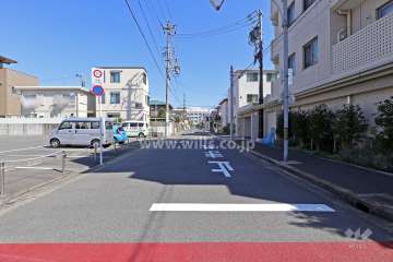 敷地西側の前面道路（南側から）