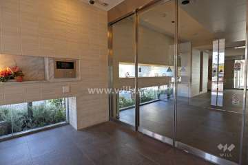 エントランスはオートロック付きです。