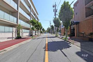 敷地北側の前面道路（西側から）