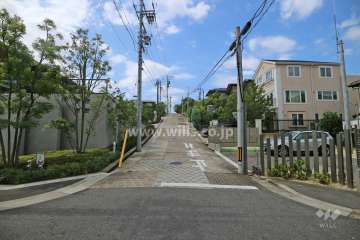 敷地北側の前面道路（東側から）
