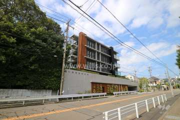 グランドヒルズ春山の外観（南東側から）